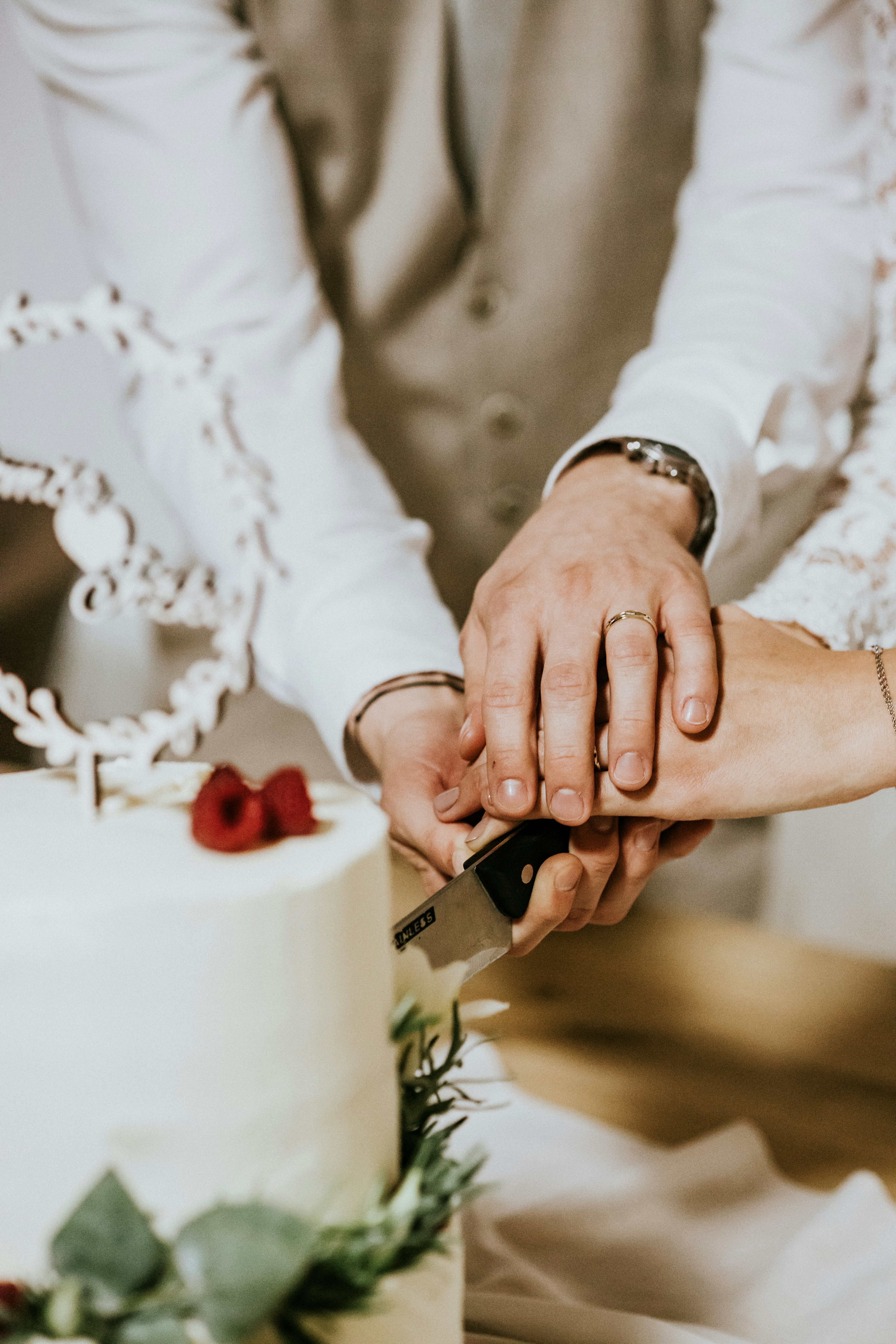 couple cutting their wedding cake.